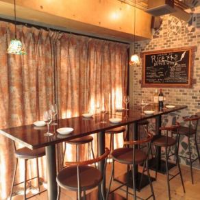 【宴会にも是非：大人数テーブル席】テーブル席は最大で8名様までご利用頂けます。9名以上でご利用ご検討の場合はご相談ください。