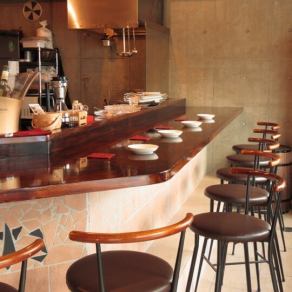 【お食事もゆっくりご利用できます：カウンター】カウンター席も雰囲気◎お仕事帰りの一杯にも是非ご利用ください。