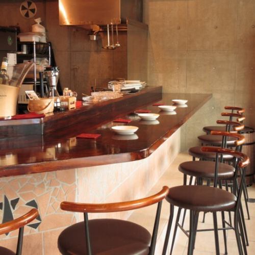 【お食事もゆっくりご利用できます：カウンター】カウンター席も雰囲気◎お仕事帰りの一杯にも是非ご利用ください。