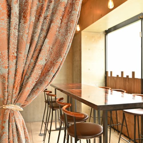 【お祝いやプライベートの飲み会に♪：半個室】カーテンで仕切られた半個室。８名からのご利用となります。