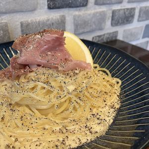 黒胡椒と生ハムのレモン