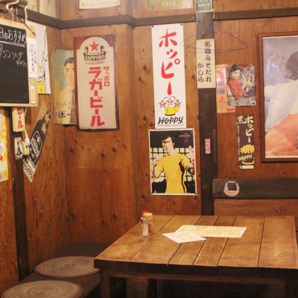 木の温もりあふれる座敷席は、どこか懐かしい昭和レトロな雰囲気が魅力。仲間や家族と囲むと自然と会話が弾み、ゆったりと過ごせます。ポスターや看板が並ぶ味わい深い空間で、料理とお酒を落ち着いて楽しめるおすすめの席です。