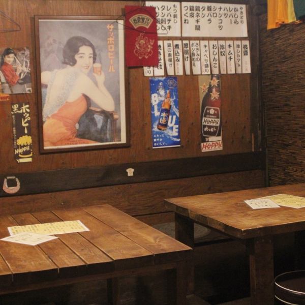 木の温もりが心地よい広めのテーブル席は、10名ほどのグループ飲みにぴったり。レトロな装飾に囲まれ、落ち着いて楽しめる空間です。仲間内でワイワイ語らいながら美味しい料理とお酒を囲める、宴会にも最適なおすすめの席です。
