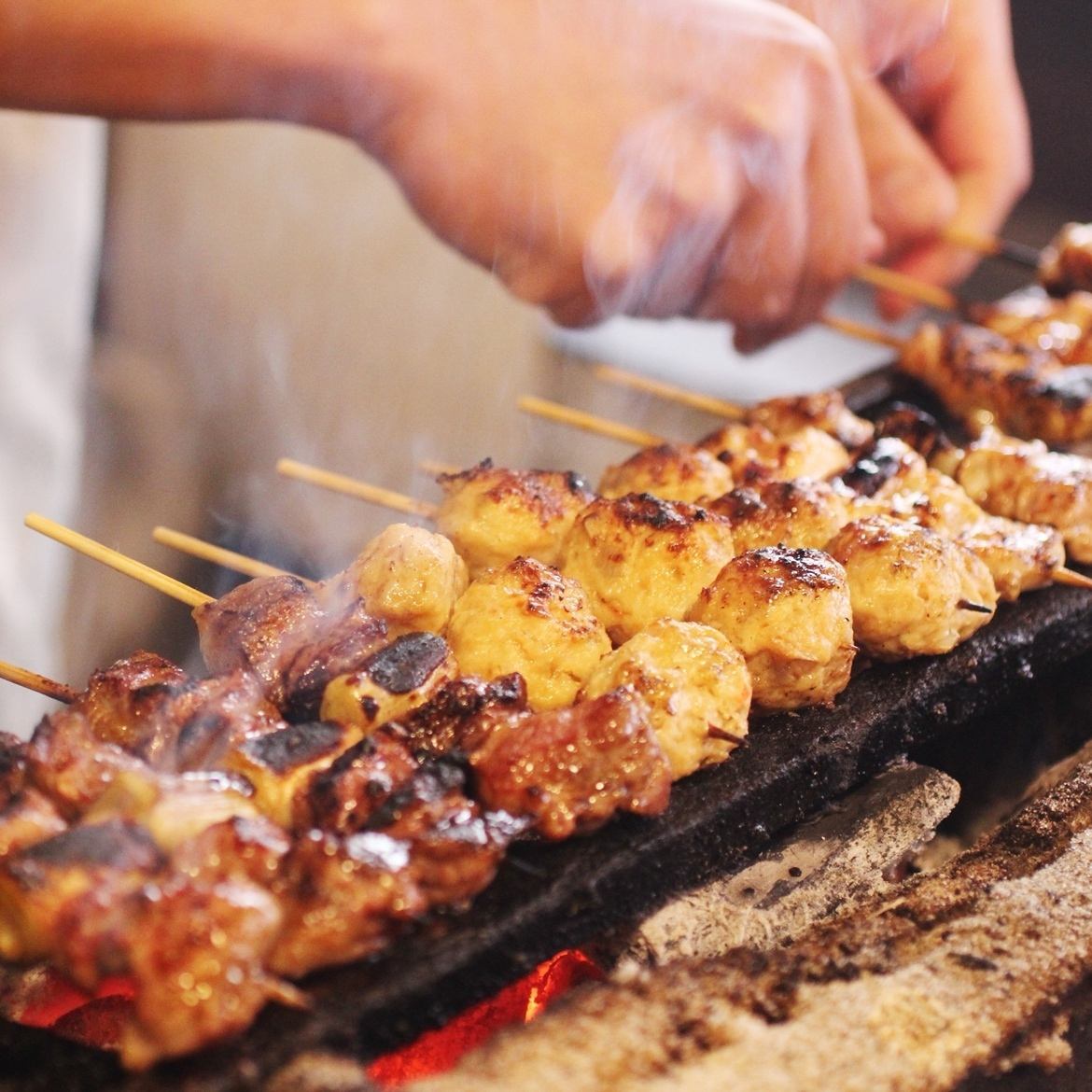 落ち着きのある店内で、焼き鳥をご堪能いただけます◎駅チカでアクセスも抜群!