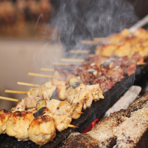 先代から続く熟練の炭焼き技術で焼く絶品の焼き鳥◎お値段にも驚き♪