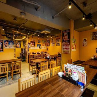 【テーブル席80名様】大人数の宴会にも最適の空間♪最大80名様までご利用可能です！開放的で清潔感あふれる店内は、会社宴会や歓送迎会など多様なシーンに対応◎お得な食べ飲み放題コースもご用意しておりますので、楽しいひとときをお過ごしください。席のみ予約もOKなので、気軽にお越しください！