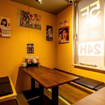 【テーブル席2～４名様】様々なシーンで人気の空間です！友人や同僚との食事、女子会など少人数での集まりにぴったり。カジュアルな雰囲気で、リラックスした時間をお楽しみいただけます。気軽にお席のご予約も承っておりますので、お問い合わせをお待ちしております♪楽しい会話と共に美味しい料理を味わってください！