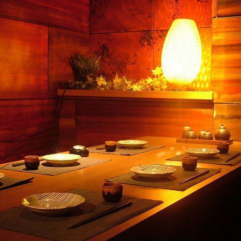 少人数様の接待.団体様の二次会,同窓会,女子会までご宴会のスタイルに合わせたテーブル席をご用意しております。やわらかい照明と和を基調とした調度品に彩られたお部屋は時間を忘れてゆったりと寛げます。3時間飲み放題付プランもご用意しておりますので、創作中華料理に舌鼓を打ちながら美味しいお酒をご堪能ください。