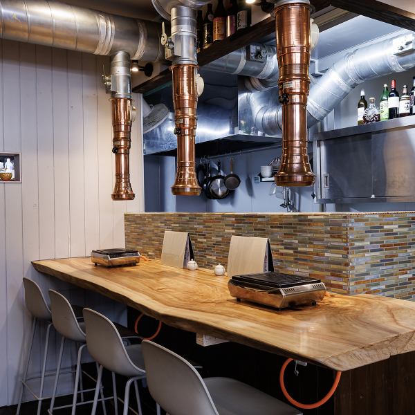 お一人様の気軽なサク飲みやデートにもぴったりのカウンター席♪活気ある厨房を眺めながらのお食事をお楽しみいただけます!洒落た内装は女性お一人でもご入店いただきやすい雰囲気♪各お席ごとに排煙されるため、お仕事帰りの焼肉飲みにもおすすめです!