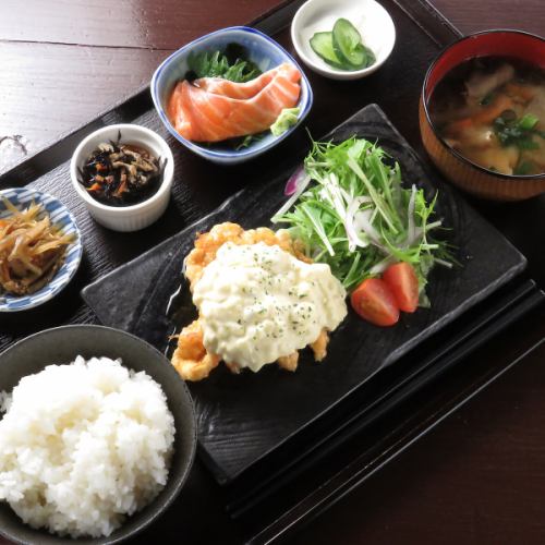 3種配菜+生魚片+豬肉味噌湯+雞肉南蠻[800日元]
