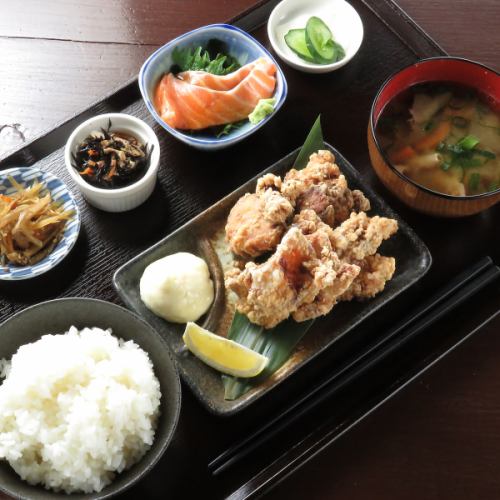 3 kinds of side dishes + sashimi + pork miso soup + fried chicken [800 yen]