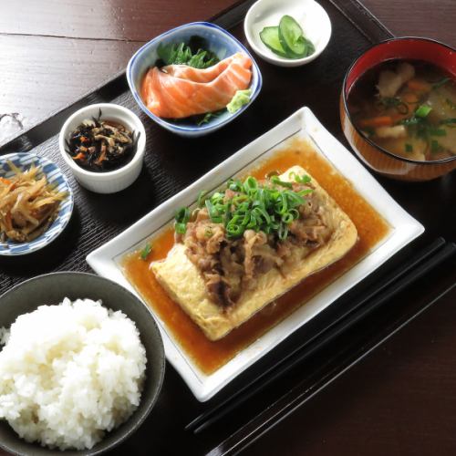 3種配菜+生魚片+豬肉味噌湯+肉丸子[800日元]
