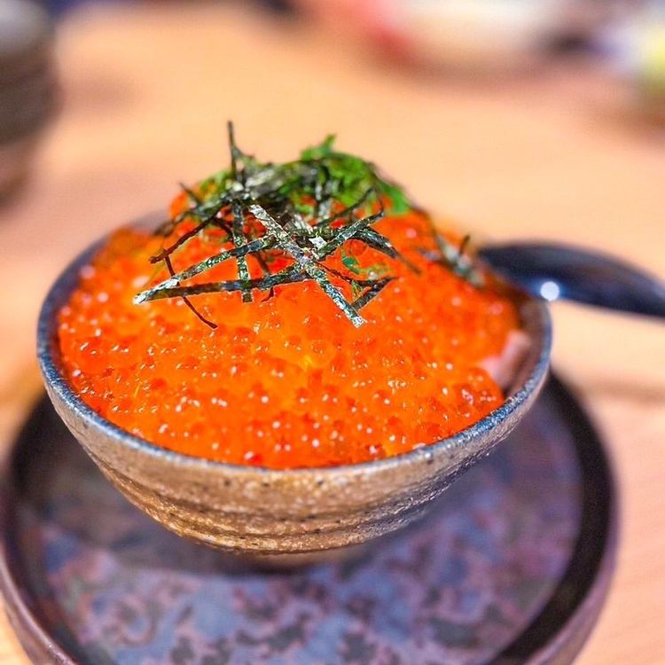 An izakaya where you can enjoy creative dishes made with fresh fish, such as salmon roe and salmon oyakodon