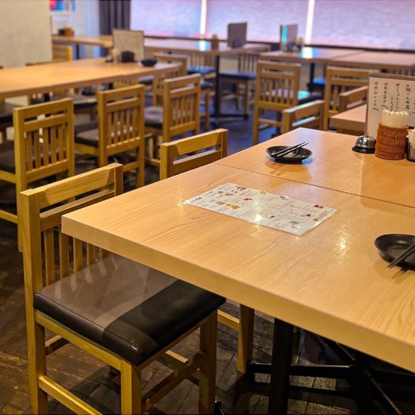 Our tables are available for small to large groups, and can be used for a variety of occasions! How about a quick drink after work, a meal with friends, or a girls' night out? Enjoy a fun time full of smiles over delicious food and drinks. The relaxed atmosphere of our restaurant makes it perfect for a date!