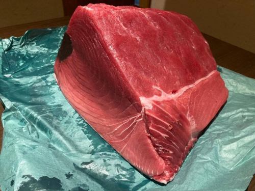 夜、すすきのの「焼酎だいにんぐ かくれんぼ」で、心が温まるひとときを🍶✨
暖かいキンキ鍋が体をほっこり包んでくれるこの季節。豆腐サラダのさっぱりとした味わいや、いぶりがっこの独特なスモーキーな風味が絶品です。
モッツァレラチーズとタコのサラダでさっぱりし、甘さ控えめの黒糖梅酒で乾杯するのもおすすめです。お酒好きには、そば焼酎や芋焼酎など、多彩な品揃えも必見。飲み放題もあって、友人たちとの心温まる会話が一層楽しくなります。
そして締めには、サーモン茶漬けやモッツァレラ明太子の玉子焼きで〆るのはいかが?まるで隠れ家のような暖かい空間で、料理と一緒に大切な人との時間を満喫しましょう。
訪れるたびに新しい発見があるから、何度でも通いたくなる場所です❗️
#すすきのグルメ
#居酒屋
#焼酎LOVE
#梅酒好き
#宴会プラン