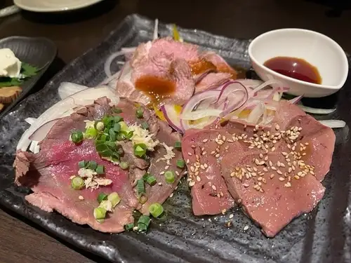 今夜のおすすめ🍶
どれにしようか迷ってしまうラインナップ!まずは、あっさり豆腐サラダで軽やかなスタートを。スモークサーモンのサラダや、クリーミーないぶりがっこクリームチーズも外せない一品。そして、お酒は焼酎や梅酒の豊富なラインナップから選んでみませんか?
焼酎初心者には、そば焼酎や泡盛焼酎が特におすすめ。香り高い紅茶の梅酒やとろける黒糖梅酒も絶品です。お茶の梅酒も試してみてください🍵!
ガッツリ食べたい方には、牛もつ鍋コースや豚のやわらか角煮がぴったり。ちょっとユニークなものを試したいなら、もち明太チーズ焼きもどうぞ🧀。
仲間とわいわい飲むなら飲み放題プランがお得。さあ、今夜の宴会プランを楽しもう!ご予約お待ちしています✨
#焼酎
#梅酒
#居酒屋
#札幌グルメ
#飲み放題