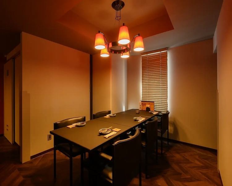 当店では、半個室のテーブル席を完備しております。他テーブルからは死角になっているため、周囲を気にせずプライベート空間でのお食事をお楽しみいただけます。友人との語らいや、ビジネスミーティングにも最適です。お客様のご来店をお待ちしております。