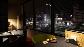 当店のテーブル席からは、ビル4階ならではの美しい夜景を楽しむことができます。デートや友人との語らいに、夜の景色が心を豊かにしてくれることでしょう♪ゆったりとした空間で、特別な夜を過ごしてみてはいかがでしょうか？