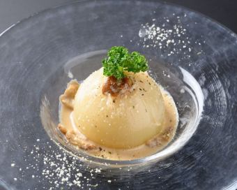丸ごと玉葱の煮込み～ポルチーニ茸のソース～