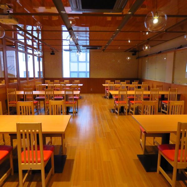 最大30名様個室/10名様～50名様個室/最大80名様個室のご用意ございます。広々とした落ち着いた空間のテーブル席です。