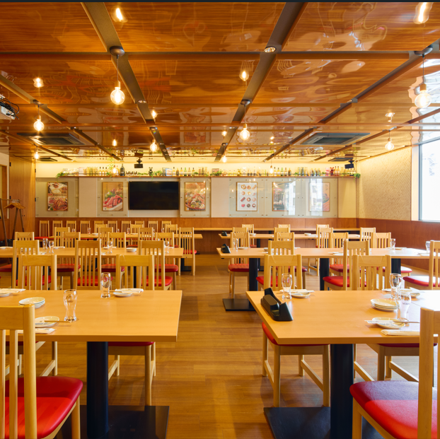 ゆったりとごくつろぎいただける空間です。喫煙ルームも完備。