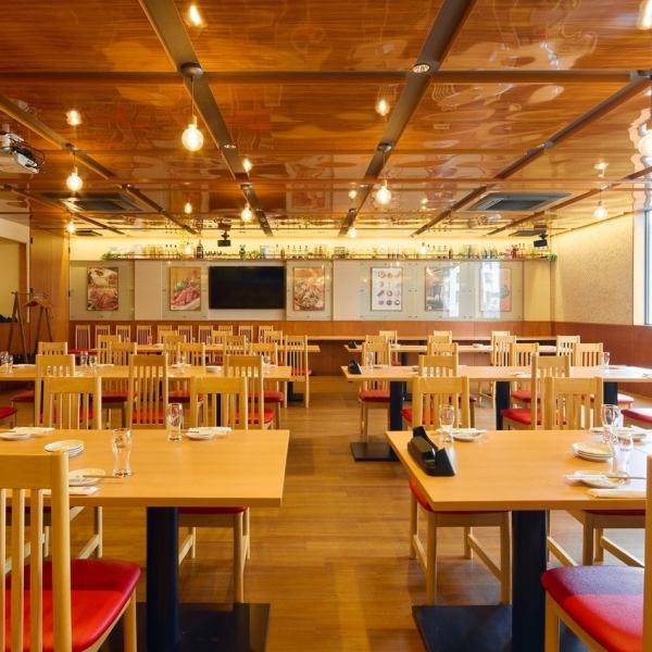 間仕切りでお部屋を分けて、20名様からお人数様に合わせて個室のご用意ございます。広々とした落ち着いた空間のテーブル席です。