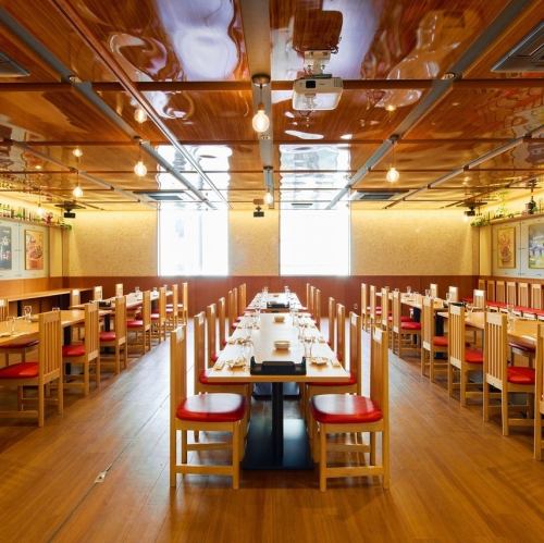 お昼は南面からの光が差し込み独創的な雰囲気に。二次会時は奥に新郎新婦様がお座りになります。