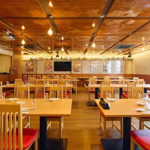 レイアウトは自由自在。二つの区画に分けて、二組様まで同時に開催できます。