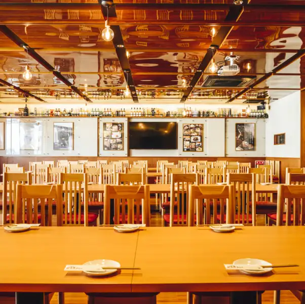 みやび屋の人気店の料理や空間の良いところ取りをした宴会場兼会議ルームです。結婚式の二次会、会議後の食事会・忘年会・新年会・歓送迎会・同窓会など様々なシーンでご利用いただけます。料理無しの会場貸しもOK。マイク、映像、音響などの設備、喫煙所、待合室、待機室、ブライズルームなども充実の設備です。 
