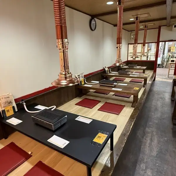 広々とした店内は全28席を完備しており貸切でのご利用も承っております。大人数での会社イベントやアットホームなパーティーなど周りを気にせずに楽しみたい特別なひとときに最適です。アットホームな雰囲気に包まれながらおいしいお料理と豊富なお酒を片手に全員で盛り上がれる環境が整っています。