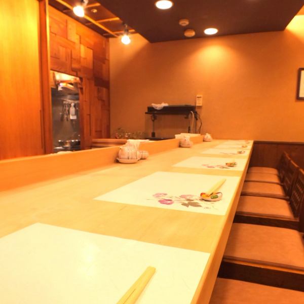 The interior of the store is both casual and luxurious, with an open and elegant space.The main restaurant has counter seats that are perfect for single diners.This is a Japanese kappo restaurant with a calm atmosphere that is suitable for small groups of friends and family.