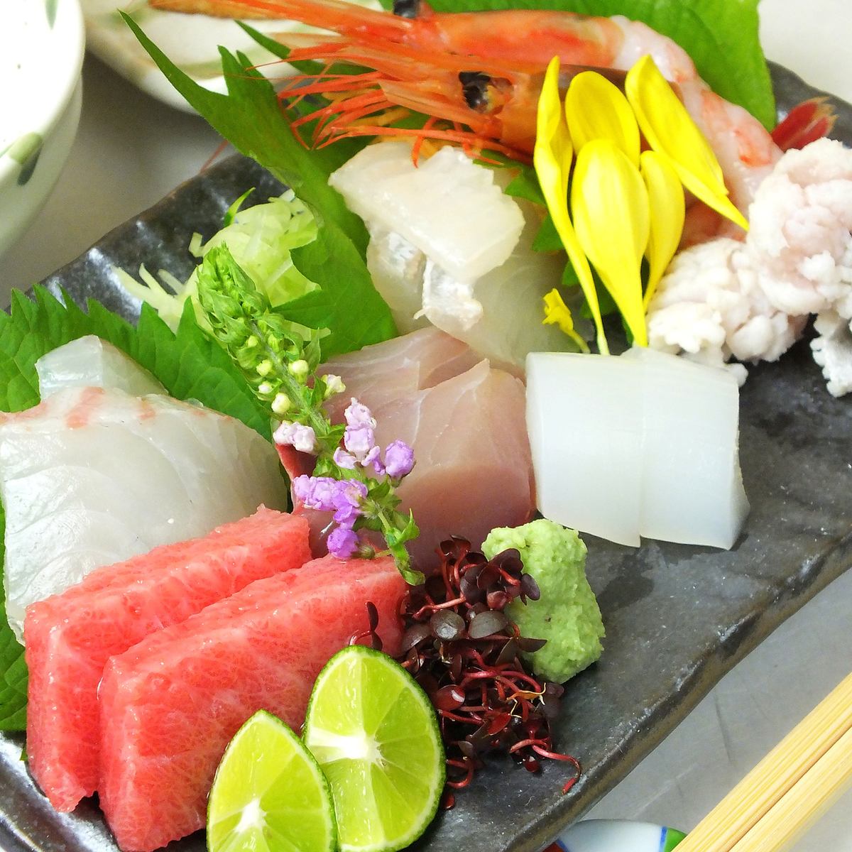교토의 일본 요리 집이나 호텔 등에서 수행을 쌓은 주인이 다루는 본격 일식 요리 예술