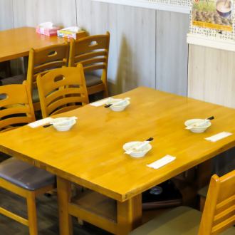 ひとりでもゆっくり、ふたりでもまったりできる4名様テーブルです。温かみのある雰囲気でお食事をお楽しみ下さい。