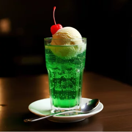 レトロ感が味わえる【大人のクリームソーダ】