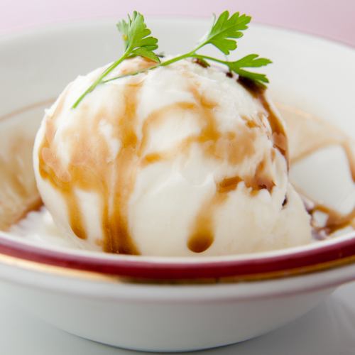トルコの伸びるアイスクリーム (マンゴー/バニラ/チョコレートアイス）