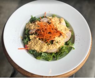 奥三河鶏のスモークチキンのサラダ