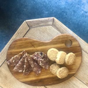 黒胡椒とチーズのおつまみクッキー＆サラミ