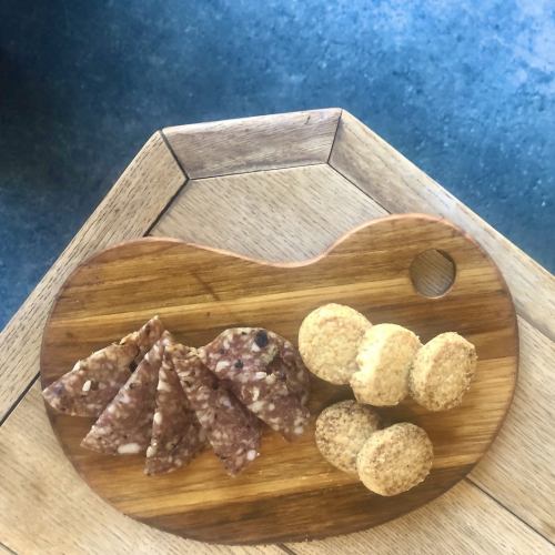 黒胡椒とチーズのおつまみクッキー＆サラミ