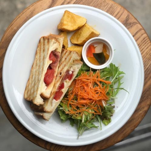 生ハムとトマトのパニーニ