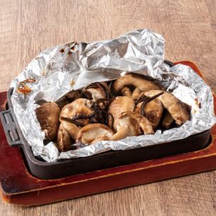 Iron plate! Thick shiitake mushrooms baked in foil
