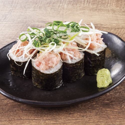 Sushi topped with tuna and green onion