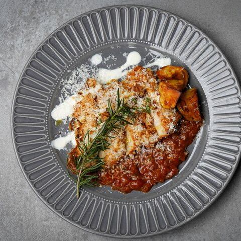 Spicy chicken baked with cheese and breadcrumbs