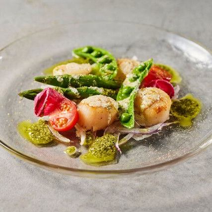 Seared scallops with two sauces