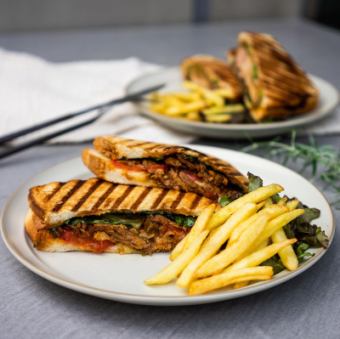 スペアリブとモッツァレラサンドイッチ