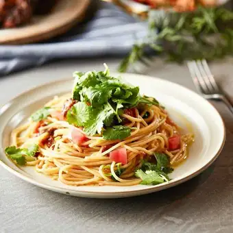 スペアリブとパクチーのパスタ