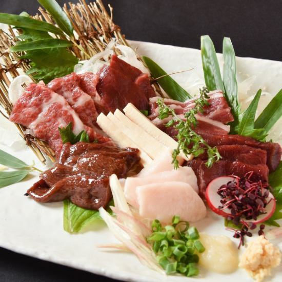 [All private rooms] Truly delicious and ultimate horse sashimi...have you ever tried it? Kumamoto horse sashimi and horse dishes.