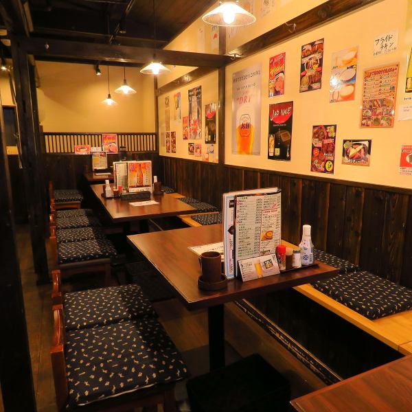 [Old nostalgic izakaya] The old-style restaurant has a variety of posters on it.As well as office workers, it is a tavern that has been in the local area for many years and has been a community-based pub, so it is also used for drinking parties between family, couples, and friends.
