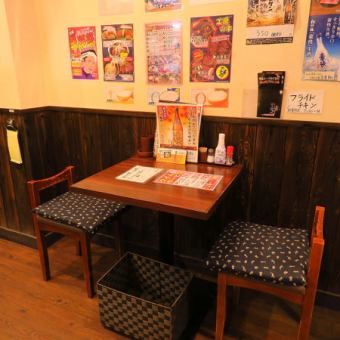 [桌子：2个席位（4个桌子）]推荐给单身人士，常客和夫妻。老式的居家般的墙壁和各种海报是老式的THE Izakaya的氛围。一楼有3张桌子，二楼有1张桌子。拥挤时将是2个小时。请承认。