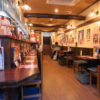 [Reservable] 40 people-reservations possible.Maximum occupancy is up to 55 people.Please use it for banquets, first parties, second parties, alumni associations, welcome and farewell parties, etc. ♪ The atmosphere of an old-fashioned THE izakaya with old-fashioned walls and various posters.
