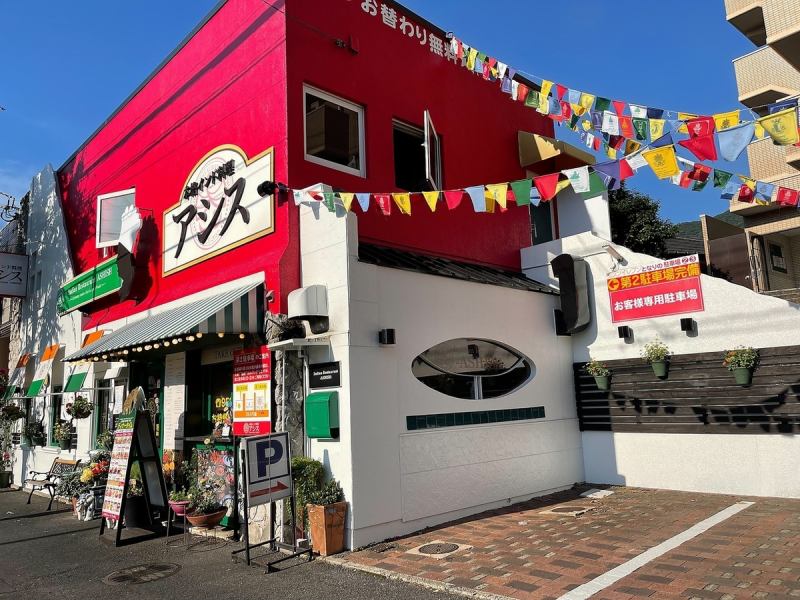 インドの国旗と共に赤と緑と白で彩られたかわいい店。夜はライトアップしとても目立ち見付けやすい外観。